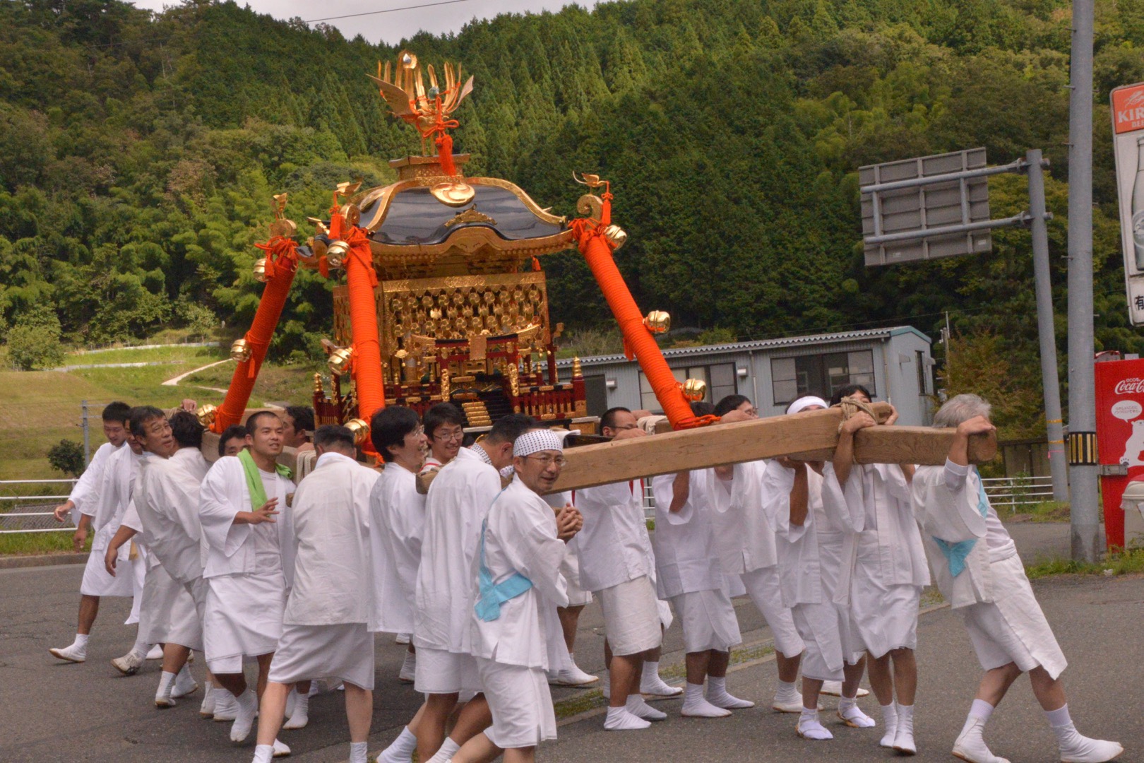 八幡神社参道清掃作業